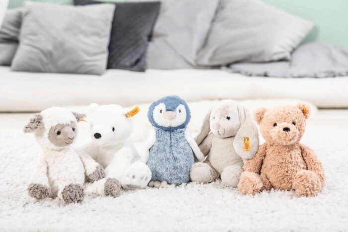 Steiff Hoppie Hase 18 cm hellgrau, Plüschtier Hase mit Schlappohren, Soft Cuddly Friends, flauschiges Stofftier zum Kuseln – Bild 6